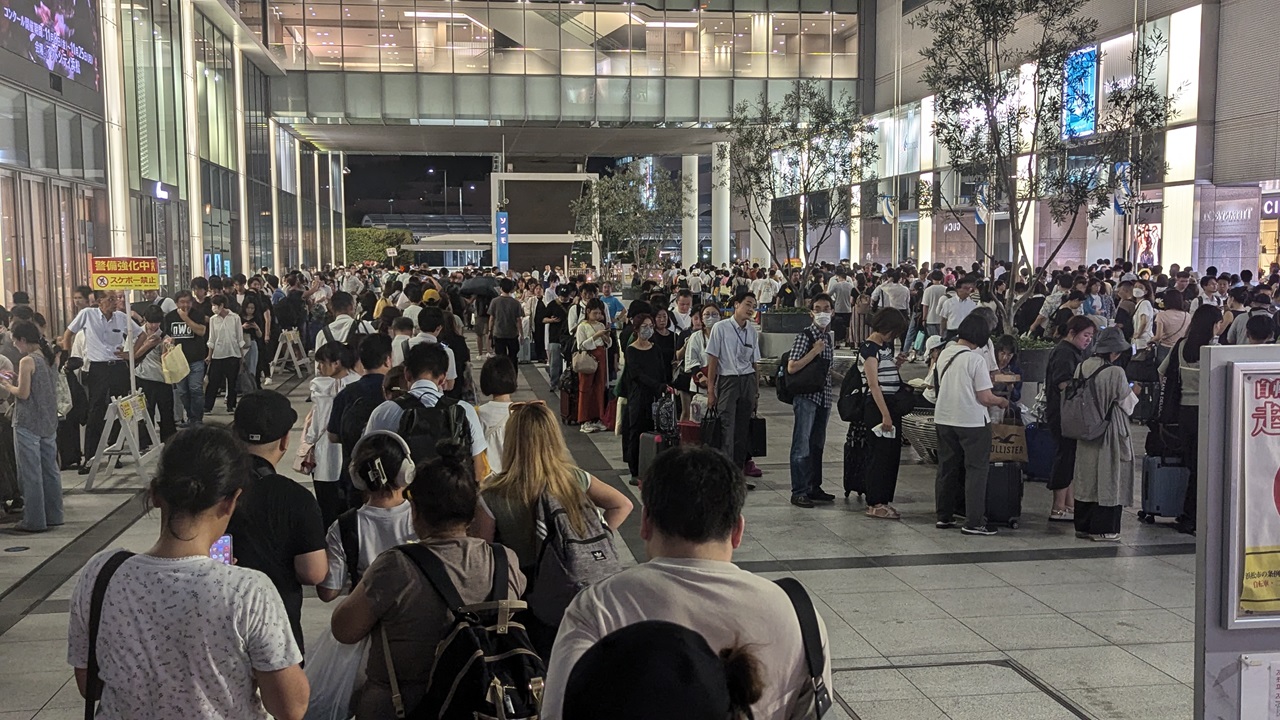 Tokaido Shinkansen services were suspended between Hamamatsu and Nagoya